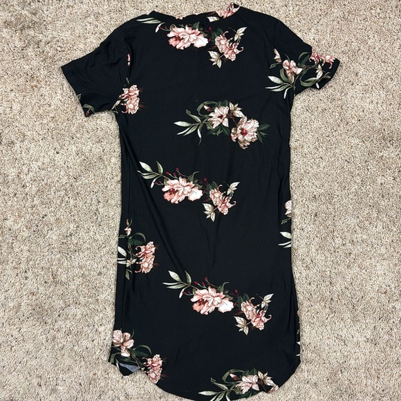 Black & Floral Short Sleeve Mini Dress - Picture 9 of 10